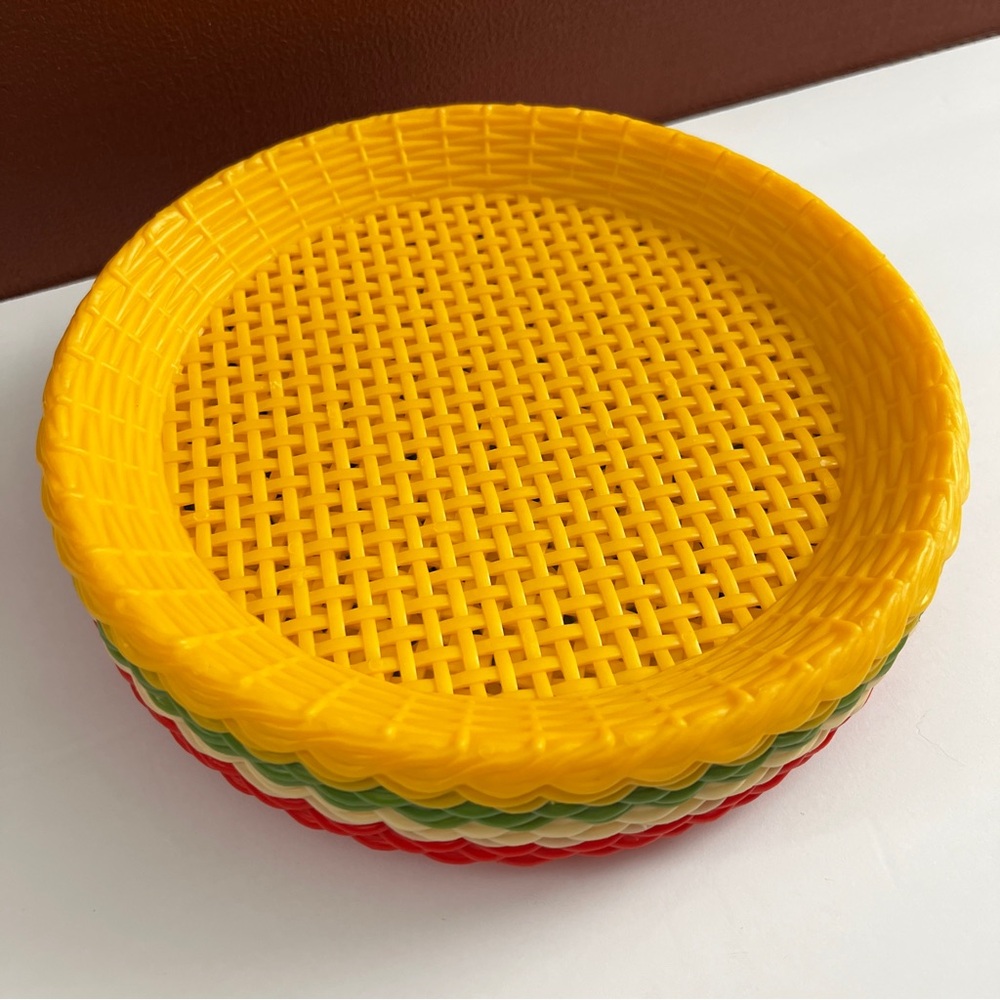 Vintage Woven Plastic Paper Plate Holders Trays Picnic Colorful Lot of 16